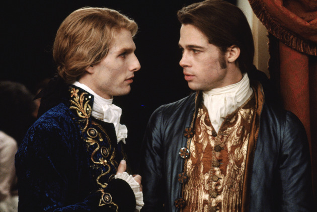 Tom Cruise as Lestat and Brad Pitt as Louis in the film "Interview with the Vampire" (© Warner Bros.)