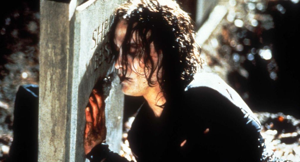 Brandon Lee as Eric Draven in the Crow (© Miramax Films)