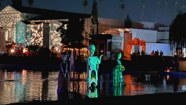 Day of the Dead statues
