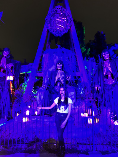 Vamp Jenn at the entrance of Knott's Scary Farm