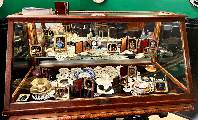 Miss Havisham's Curiosities & Veneration of Light