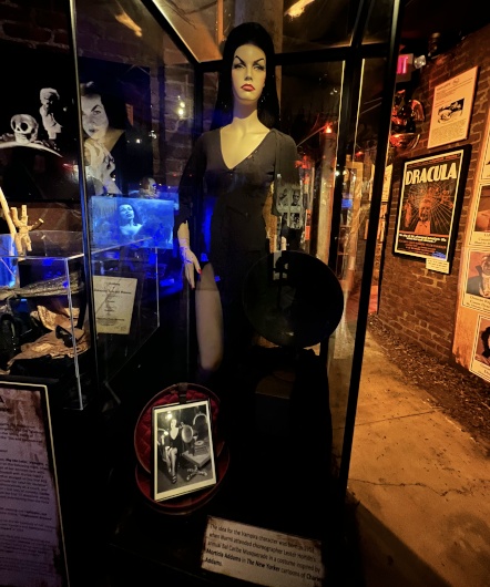 Vampira display inside Halloween: Dungeon of Doom
