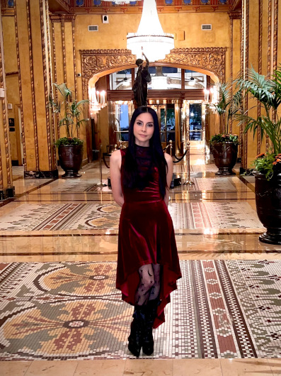 Vamp Jenn in the lobby of The Roosevelt New Orleans