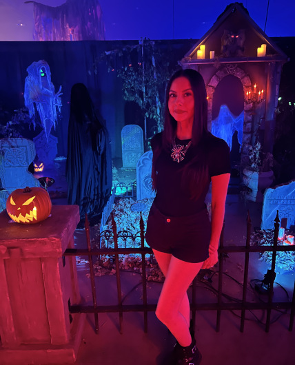 Vamp Jenn inside Midsummer Scream: Hall of Shadows